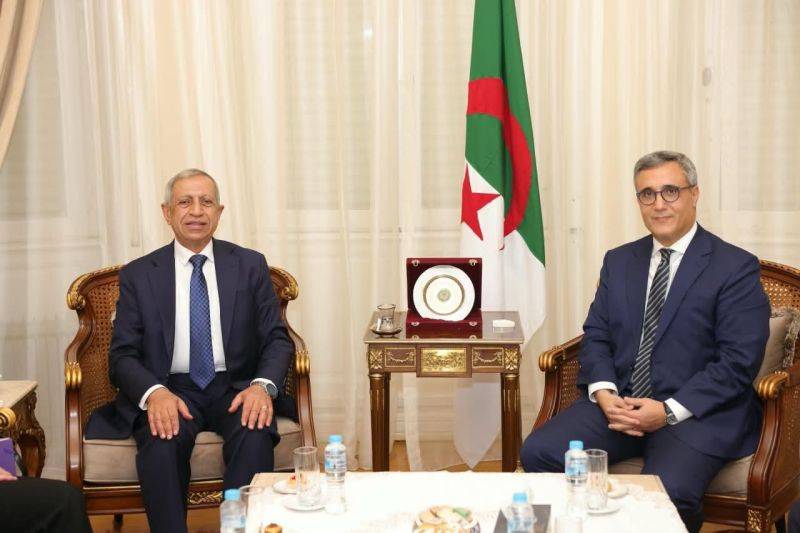Son Excellence l'Ambassadeur reçoit le président de l'Académie Arabe des Sciences, des Technologies et du Transport Maritime.