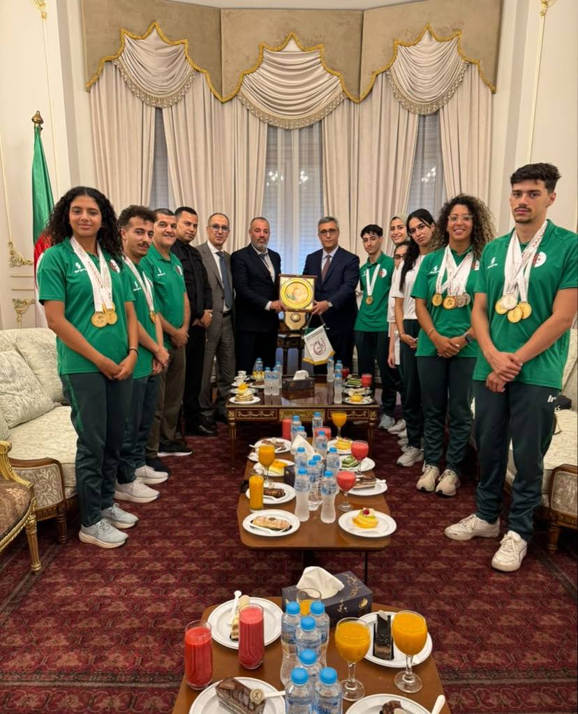 L'ambassadeur reçoit les représentants de la délégation sportive algérienne participant à la 12ème édition des Jeux universitaires africains à Le Caire